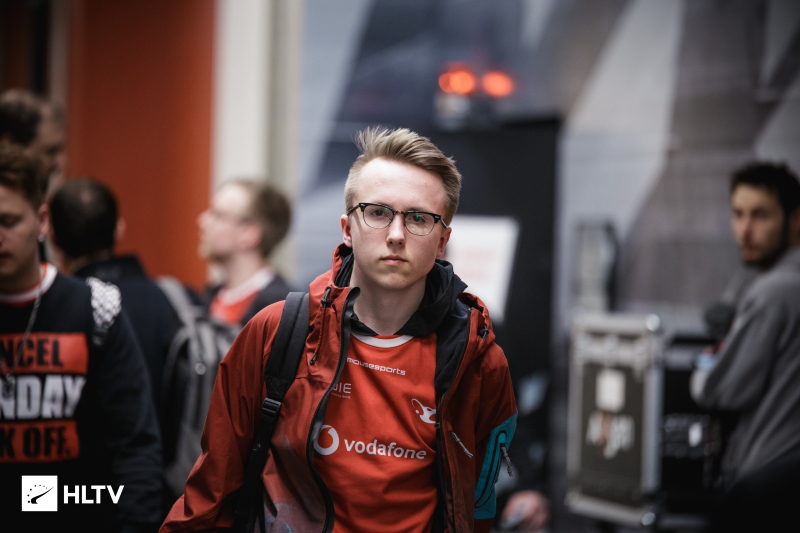 Doggo： ＂在每场比赛之前，职业选手必须要有100%的自信＂